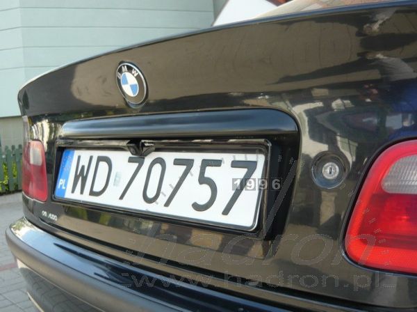 Kamera cofania w ramce tablicy rejestracyjnej BMW