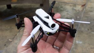 Dron-wyścigowy-Parrot-Mambo-gogle-VR-wielkość